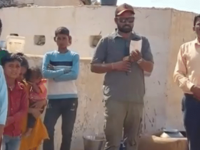 संस्थेचे लोक जेव्हा हरणाला घेण्यासाठी पोहोचले, तेव्हा संपूर्ण कुटुंब भावूक झाले.