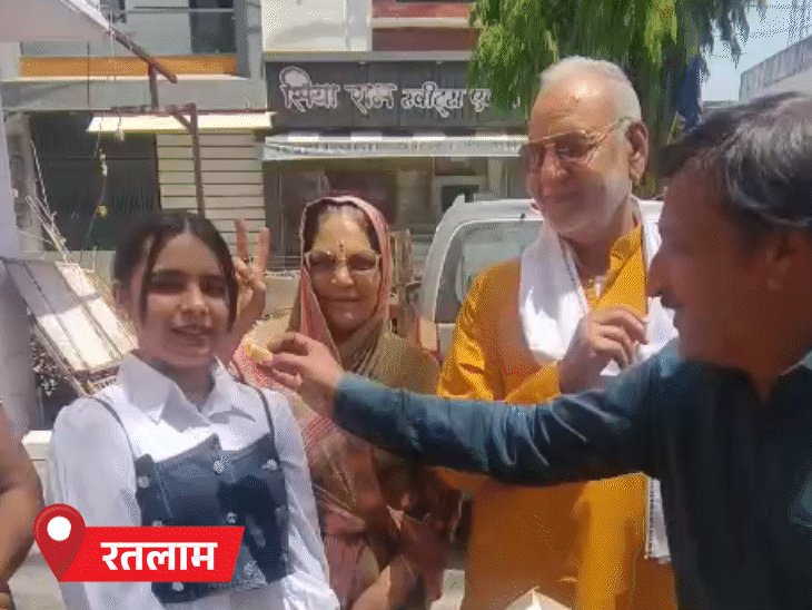 सेंट स्टीफन स्कूल की छात्रा सृष्टि सिलावट ने कॉमर्स में मेरिट में तीसरा स्थान प्राप्त किया।