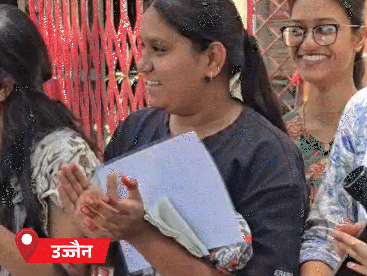 रिजल्ट में सफल होने के लिए छात्राओं ने स्कूल में खुशियां मनाई।