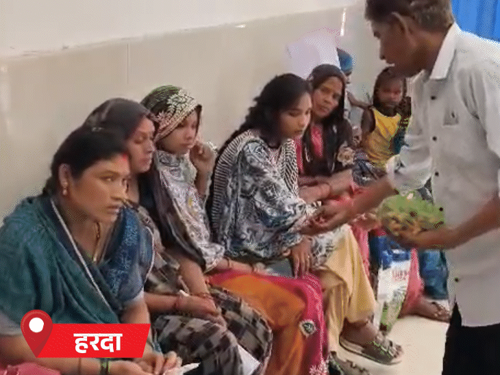 जय राठौड़ ने वाणिज्य संकाय में मेरिट में दसवां स्थान पाया है। पिता ने मिठाई बांटी।