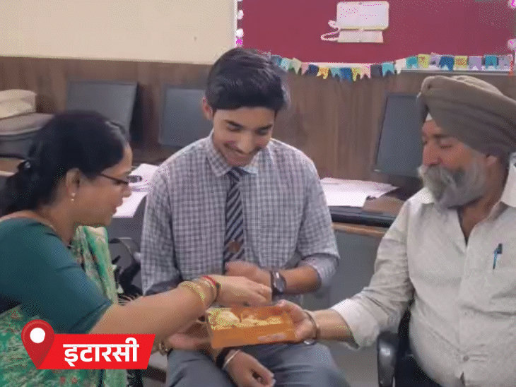 निखिल सोनी को कॉमर्स संकाय में 500 में से 476 अंक मिले हैं।