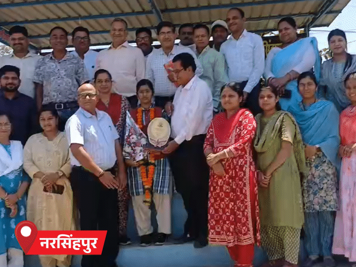 सांदीपनि विद्यालय नरसिंहपुर की छात्रा माही साहू ने भी मेरिट में जगह बनाई है।