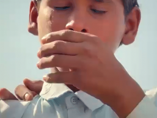 हरणाच्या निरोपावेळी शेतकरी हनुमानरामचा धाकटा मुलगा पवन रडू लागला.