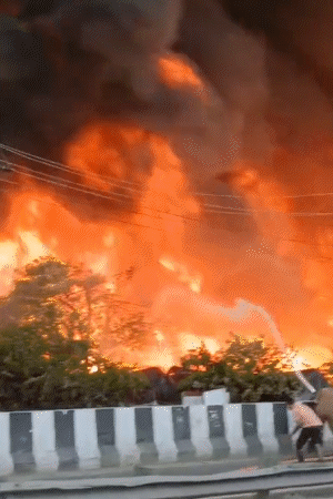 फायर ब्रिगेड की टीम आग बुझाने में जुटी है।