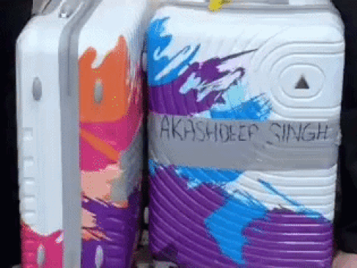 अकाशदीप के सूटकेस, जिनमें से उसने कपड़े तक नहीं निकाले थे।