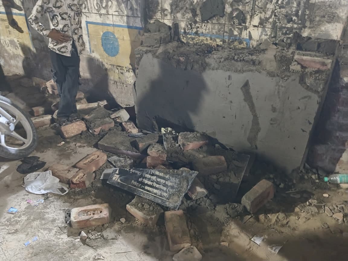 आपसी भिड़ंत के बीच कांग्रेस कार्यकर्ताओं ने अनावरण पट्टिका को ही तोड़ डाला