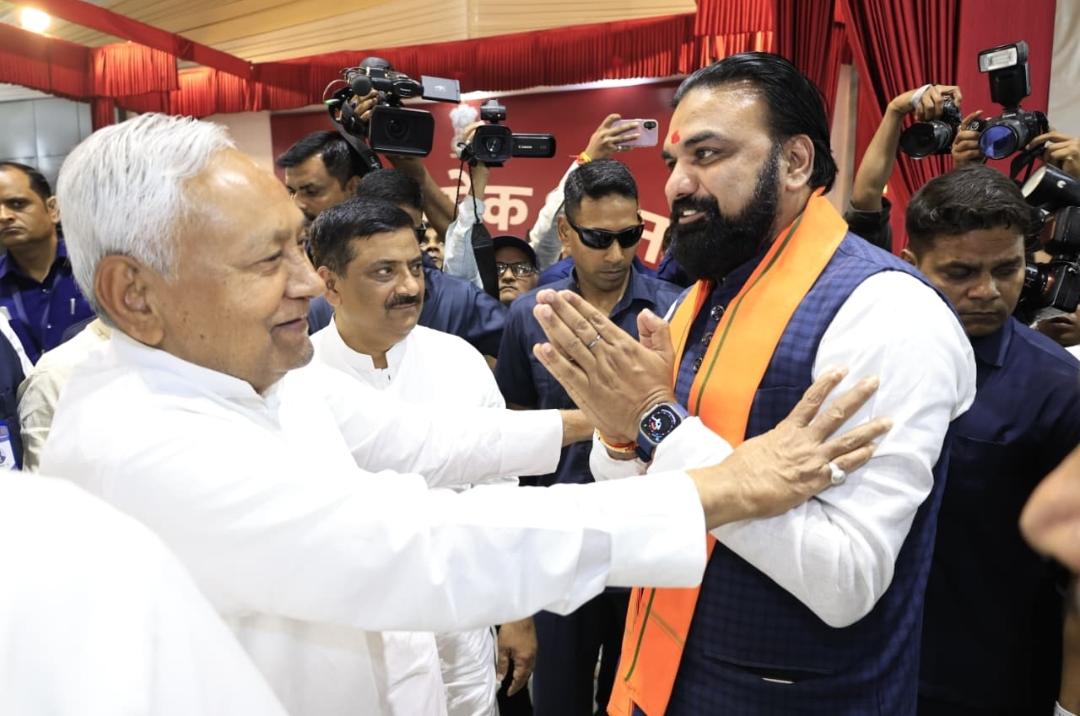 शपथ लेने के बाद सम्राट चौधरी ने नीतीश कुमार को हाथ जोड़कर प्रणाम किया।