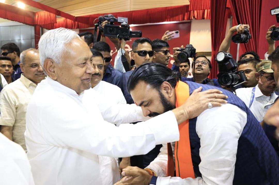 सम्राट ने नीतीश के पैर छुए और उनका आशीर्वाद लिया।