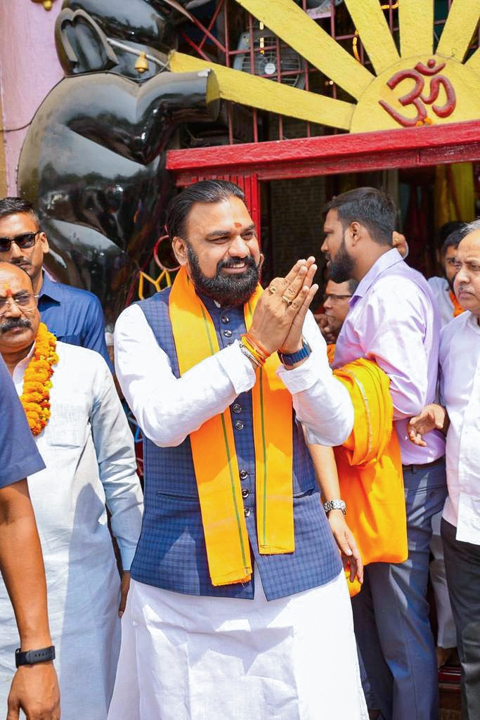 शपथ से पहले सम्राट चौधरी ने सुबह पंचमुखी हनुमान मंदिर में पूजा की।