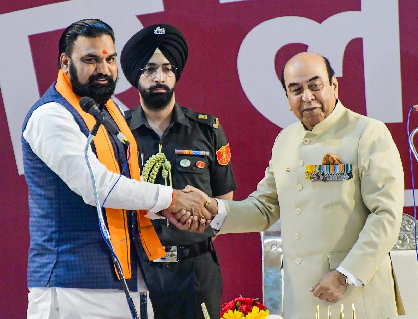 शपथ लेने के बाद राज्यपाल सैयद अता हसनैन से हाथ मिलाते हुए सम्राट चौधरी।