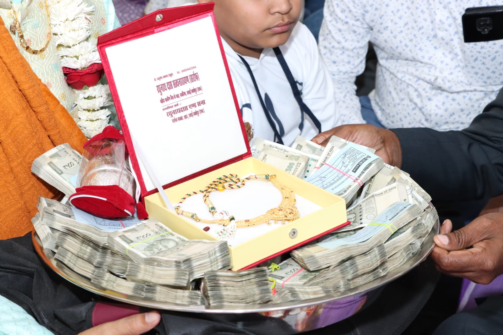 अलग-अलग रस्मों के नाम पर सगाई से शादी के बीच लाखों रुपए वसूलने का आरोप है।