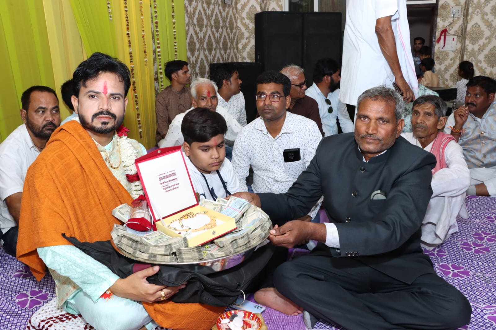 इसी तरह की फोटो दीपक और उसके परिवार के दहेज लेने के सबूत बने।