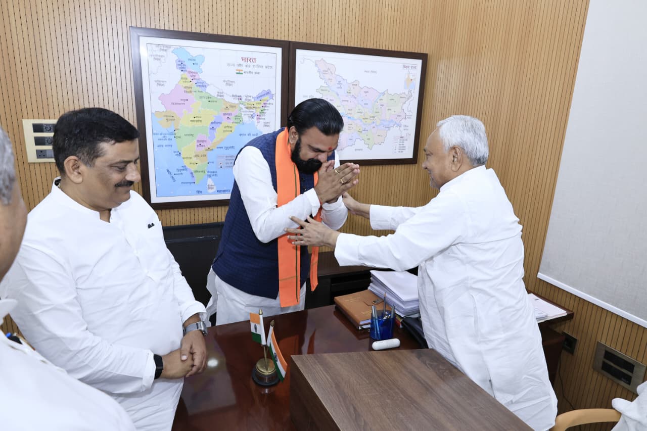 विभागीय बंटवारे के बाद सीएम सम्राट चौधरी एक अण्णे मार्ग पहुंचकर नीतीश कुमार से मुलाकात की।