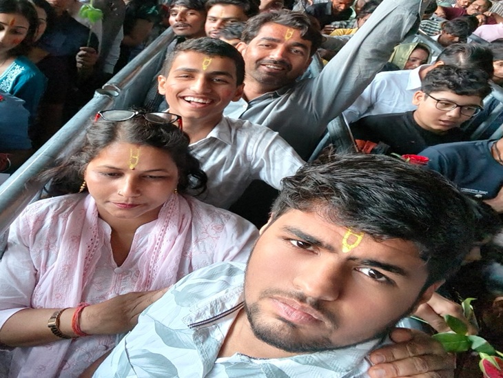 खाटू श्याम मंदिर में दर्शन के लिए अपने परिवार के साथ सक्षम।