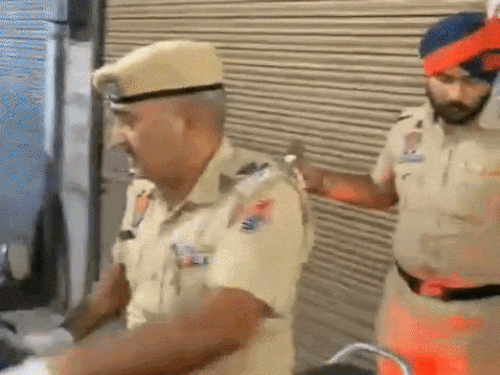 घटनास्थल से पुलिस ने दातर किया बरामद।