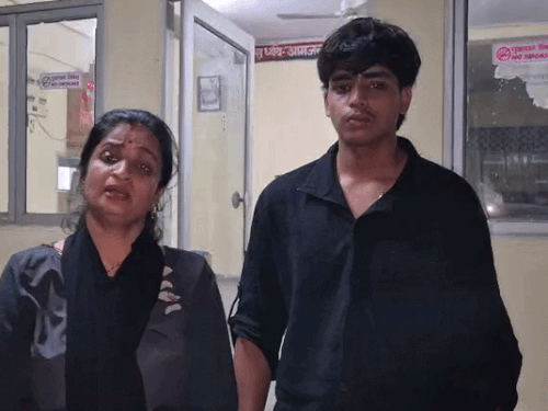अजमेर की दुकान से बैग उठा ले गई तीन युवतियां-VIDEO:  पीड़ित महिला का आरोप- नए कपड़े, डेढ़ हजार नगद, दो तोला सोने की चेन थी – Ajmer News