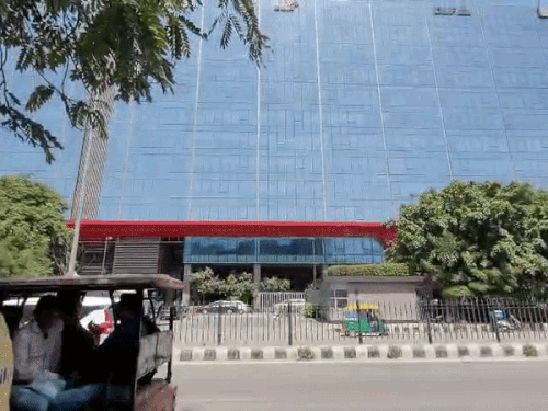 गुरुग्राम की इसी DLF बिल्डिंग में अशोक मित्तल के मास्टर्स यूनियन स्कूल ऑफ बिजनेस का ऑफिस है।