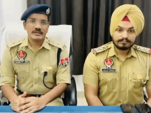 एसीपी ईस्ट अभिनव जैन जानकारी देते हुए।