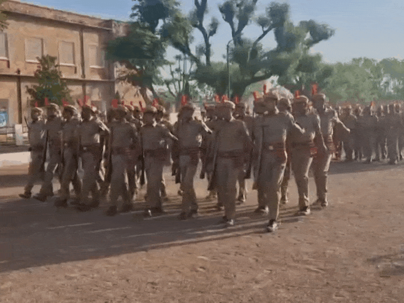 समारोह का आगाज परेड के साथ हुआ।