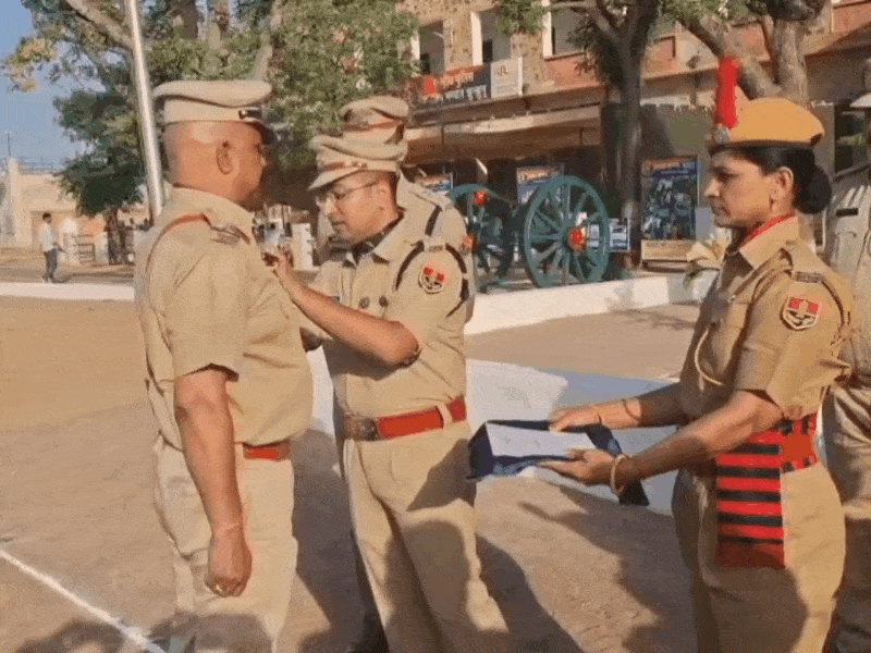 एसपी ने फील्ड में बेहतरीन परफॉर्मेंस देने वाले पुलिसकर्मियों को उत्तम सेवा चिन्ह और अति उत्तम सेवा चिन्ह प्रदान किए।