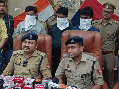 पुलिस लाइन में प्रेस वार्ता करते एसपी सिटी विनायक गोपाल भोसले और सीओ दौराला प्रकाश चंद्र अग्रवाल। - Dainik Bhaskar