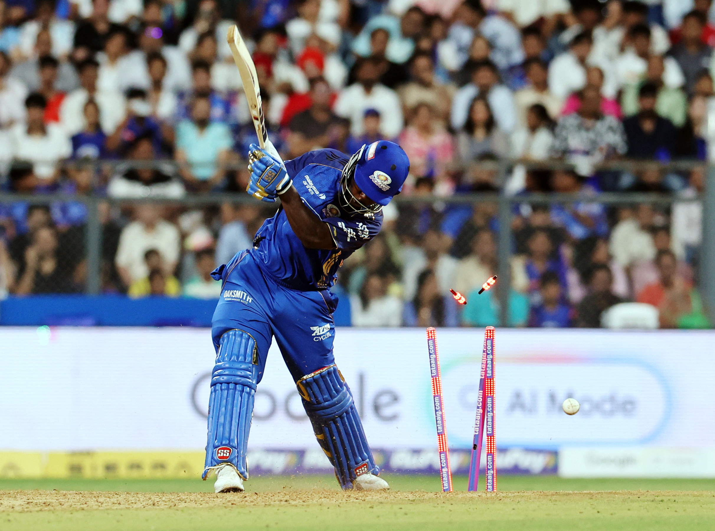 शेरफेन रदरफोर्ड एक रन बनाकर बोल्ड हो गए।