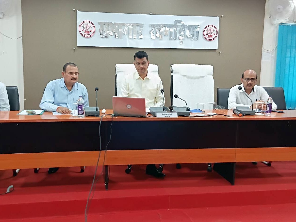 जिलाधिकारी नवीन कुमार ने की बैठक।