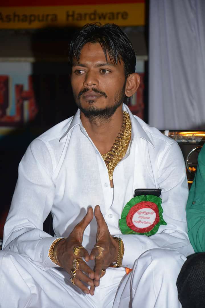 प्रभु भाई सोलेंकी को राजनीति और गोल्ड पहनना काफी पसंद है।