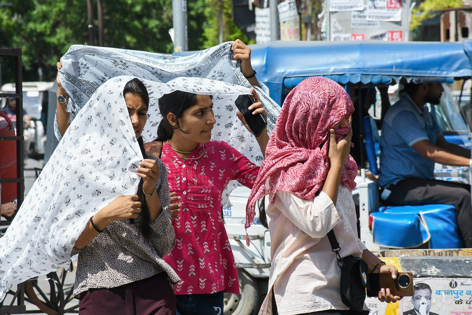कानपुर में दिन के समय तेज गर्मी और धूप है। यहां पारा 40°C से ऊपर बना हुआ है।