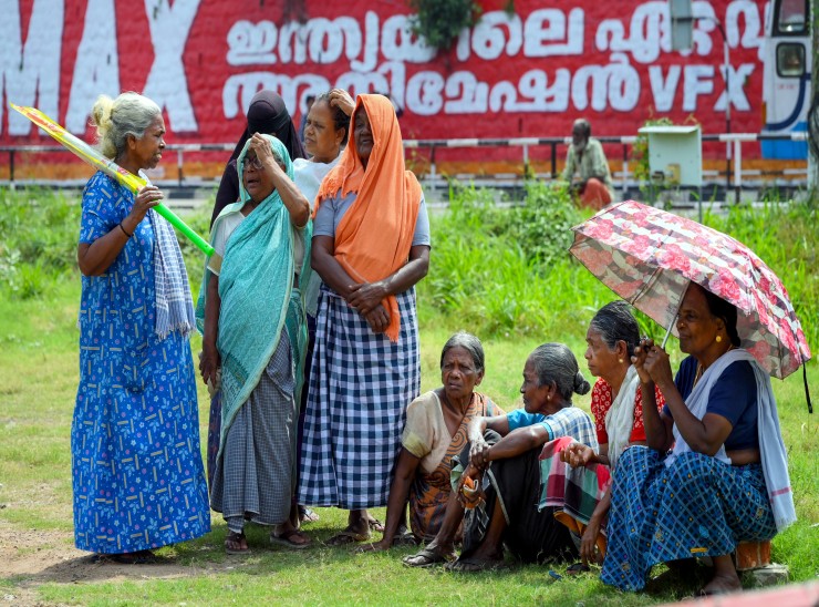 केरलम के तिरुवनंतपुरम में गर्मी से बचने के लिए महिलाए छाता लगाकर बाहर निकल रही हैं। सरकार ने धूप से बचने और सावधानी बरतने की सलाह दी है।