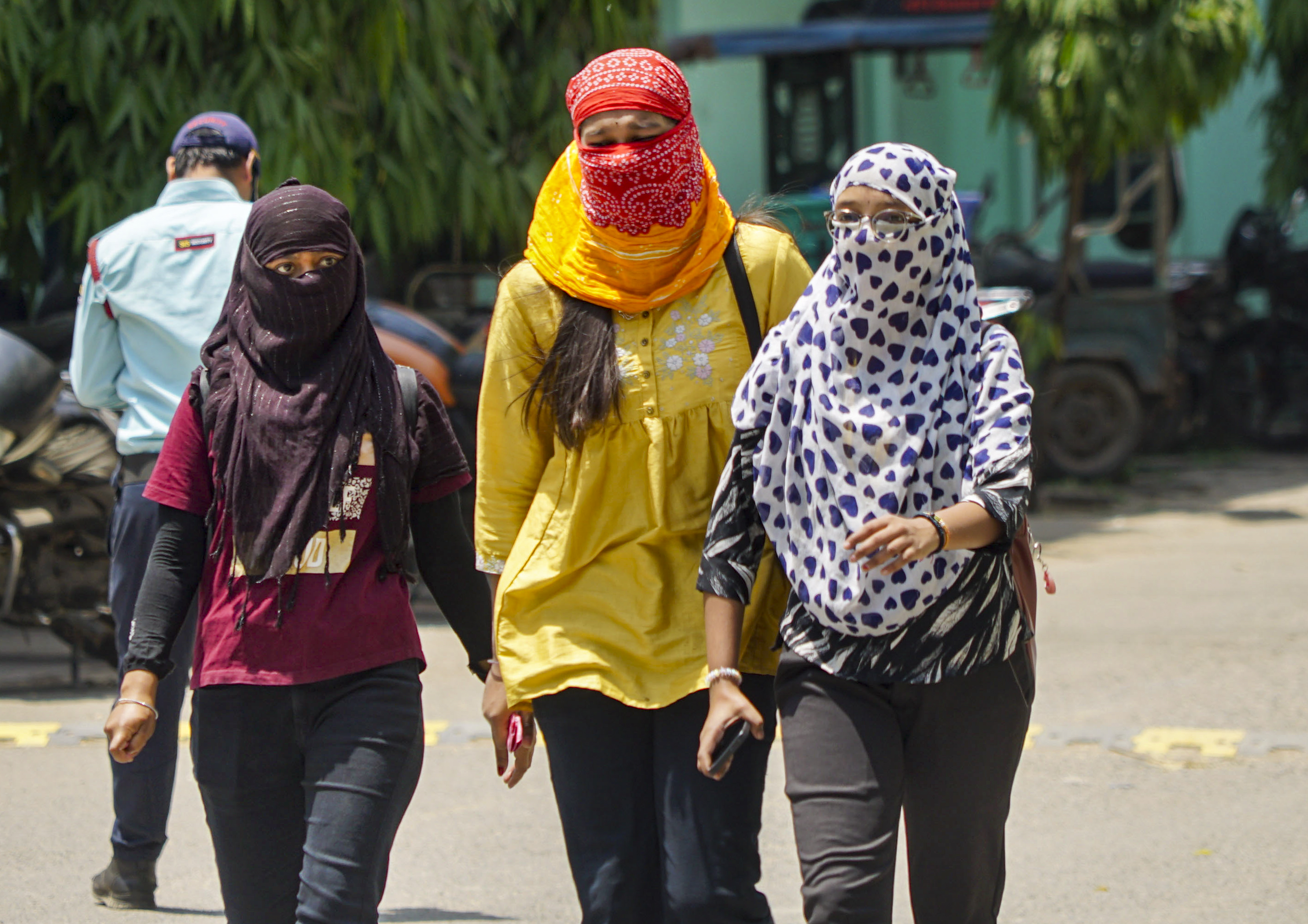 वाराणसी में गर्मी से बचने के लिए लोग खुद को कवर करके ही बाहर निकल रहे हैं।