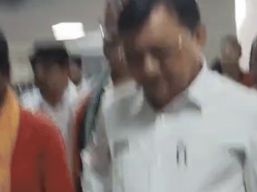 उद्योग मंत्री लखन लाल देवांगन ने रायगढ़ में घायलों से मुलाकात की।