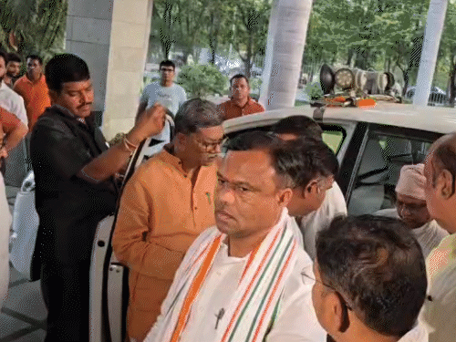 पीसीसी चीफ और कांग्रेस नेताओ ने भी घायलों से मुलाकात की।