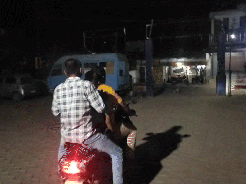 शव को किसी तरह स्कूटी पर रखकर परिवार के लोग अस्पताल से निकले।