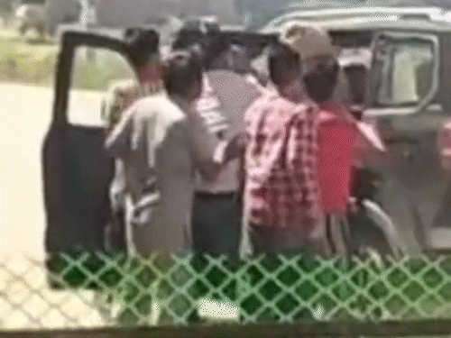 SI पर हमला करते हुए आरोपी। - Dainik Bhaskar