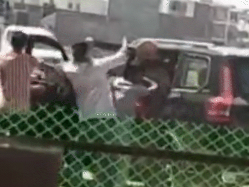 गिरफ्तार करने के बाद पुलिस आरोपी को कार में बैठाने लगी थी, इसी दौरान उसके साथियों ने पुलिस पर हमला कर दिया।