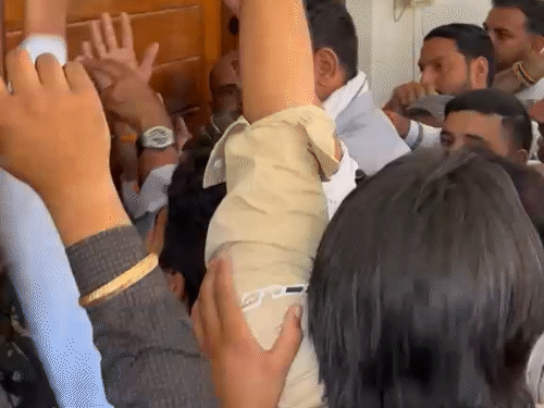 दिग्विजय चौटाला के सामने प्रदर्शन करते जजपा कार्यकर्ता और छात्र।