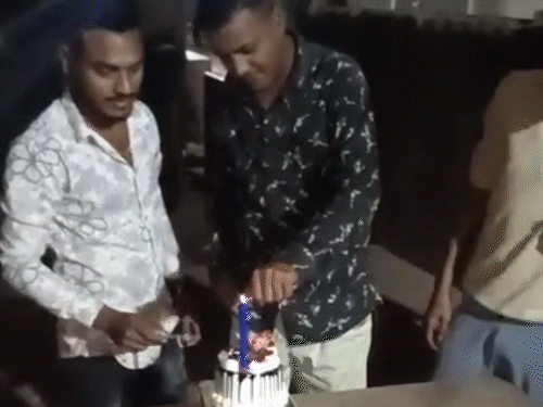 जिलाबदर बदमाश ने अपने भांजे, दोस्तों और कॉन्स्टेबल के साथ बर्थडे सेलिब्रेट किया।