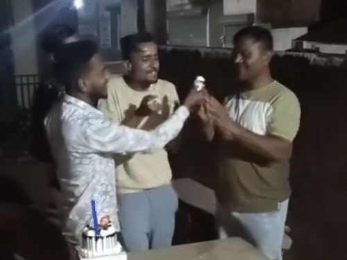 टी-शर्ट में कॉन्स्टेबल है, जिसे जिलाबदर बदमाश ने केक खिलाया। - Dainik Bhaskar