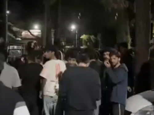 जेपी यूनिवर्सिटी में छात्र का सुसाइड अटेम्प्ट। इसके बाद कैंपस में जुटे छात्र।