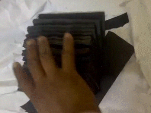 गिरोह अपने पास काले नोटों की गड्डियां रखते थे।