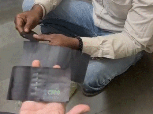 काला नोट 500 रुपए के नोट के आकार का होता था।