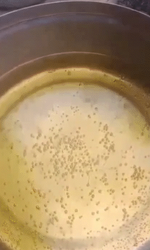 आरोपी पहले काले नोट को असली नोट में बदलने का प्रदर्शन करके दिखाते थे, और फिर लोगों को ठगते थे।