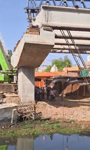 प्रशासन का अमला भी मौके पर पहुंचा।