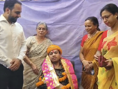 स्कूल टीचर्स के साथ लक्षित। टीचर्स ने घर पहुंचकर बधाई दी और मिठाई खिलाई।