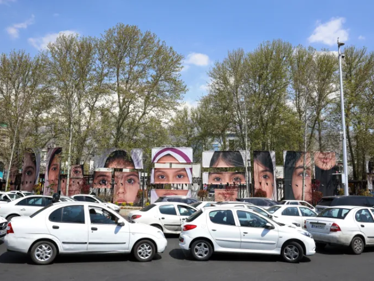 तेहरान के तजरीश स्क्वायर में अमेरिकी हमले में मारे गए बच्चों के पोर्ट्रेट लगाए गए हैं।