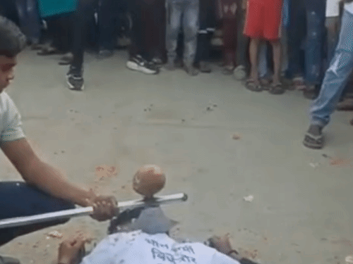 युवक की गर्दन पर कुल्हाड़ी रखकर हथौड़े से नारियल फोड़ा गया।