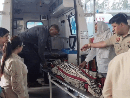 दीक्षा के शव को हॉस्पिटल लेकर पहुंची पुलिस।