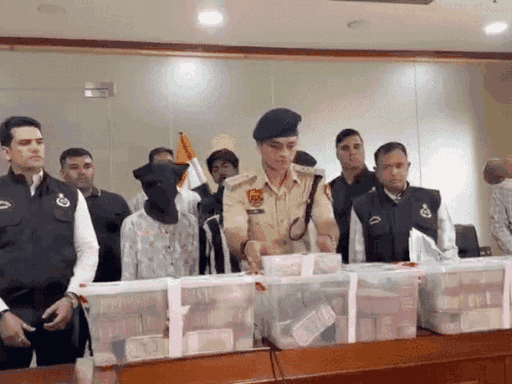 गुरुग्राम पुलिस की गिरफ्त में मास्टरमाइंट प्रभु भाई सोलंकी समेत चारों आरोपी।