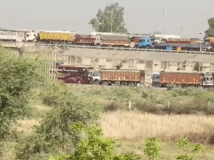 बेला बायपास और उससे जुड़े मार्गों पर कई किलोमीटर लंबा जाम लगा है।